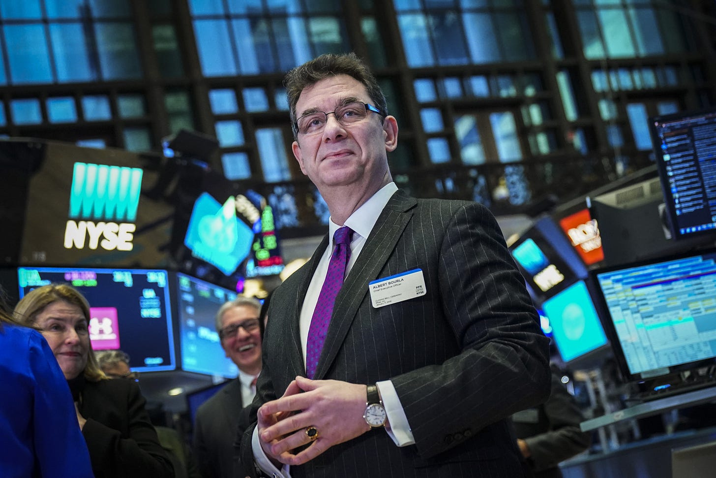 Pfizer CEO Joins Host of Executives at Covid-19 Vaccine Makers in Big Stock  Sale - WSJ