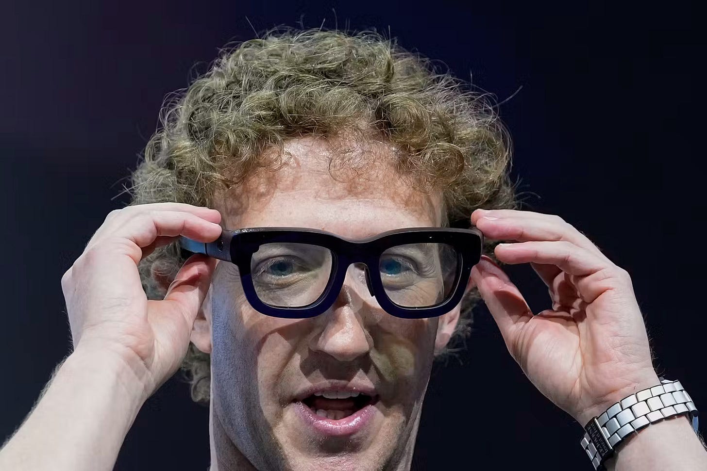 Vote for Pedro. Mark Zuckerberg, fundador de Meta, con sus gafas inteligentes. Foto de Godofredo A. Vasquez para la AP Vote for Pedro. Mark Zuckerberg, fundador de Meta, con sus gafas inteligentes. Foto de Godofredo A. Vasquez para la AP
