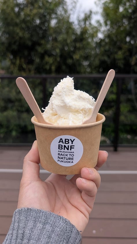 Glaces à la vanille et lait de Hokkaidō, à la glycine et vanille avec ricotta râpée !