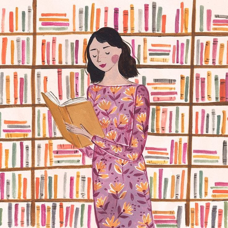 #descrevemospravocê  A imagem é uma ilustração colorida de uma mulher lendo um livro em frente a uma estante repleta de livros. Ela está de pé, segurando um livro aberto com as duas mãos, e parece concentrada na leitura, com os olhos fechados em expressão serena.  A mulher tem cabelos pretos e curtos, levemente ondulados, pele clara e bochechas rosadas. Ela veste um vestido de manga longa em tons de roxo com estampa de flores amarelas e folhas alaranjadas. O fundo da imagem é composto por prateleiras cheias de livros organizados na vertical e na horizontal, com lombadas em cores vibrantes como rosa, laranja, amarelo, vermelho e verde, criando um ambiente acolhedor e alegre, típico de uma biblioteca ou livraria.  O estilo do desenho é artístico e delicado, com traços suaves e cores aquareladas, transmitindo uma atmosfera de tranquilidade e encantamento com o ato da leitura.