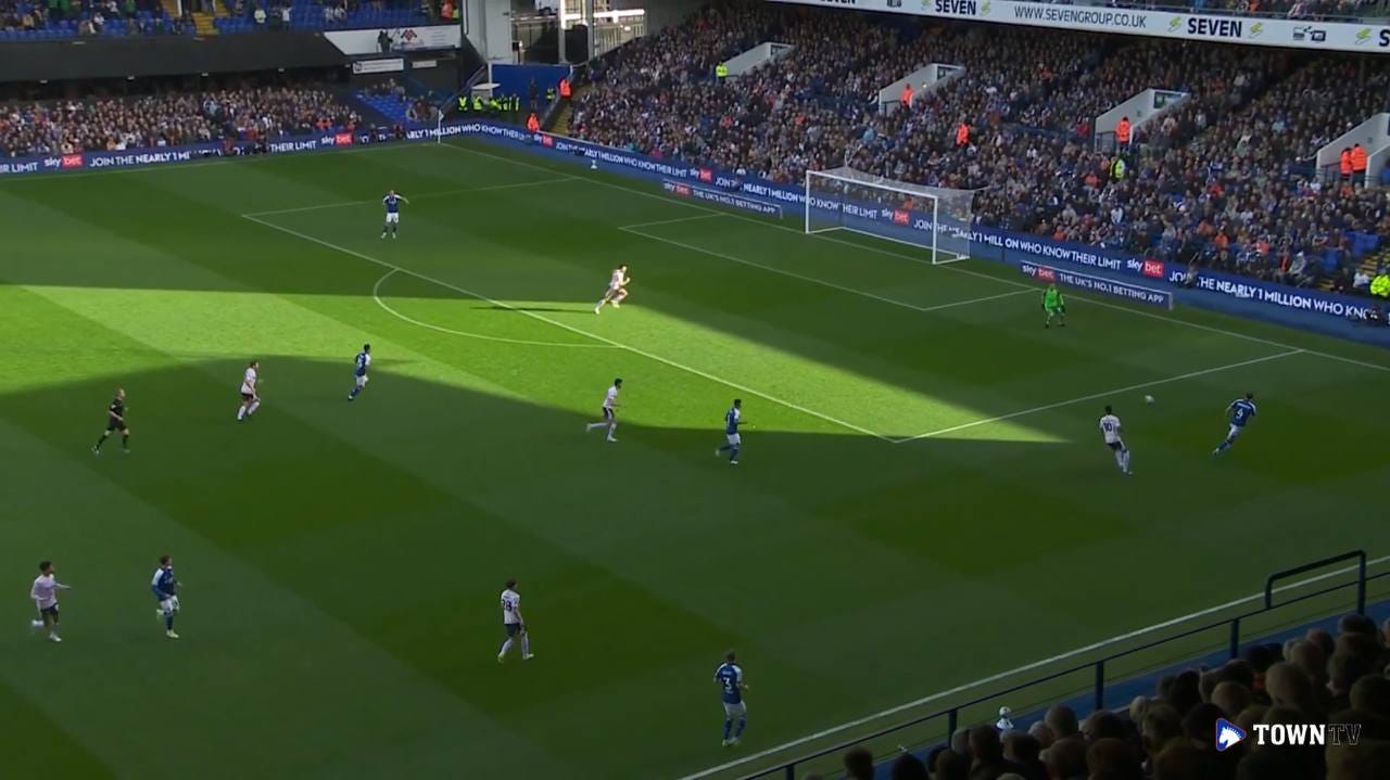 Still from first half of Ipswich Plymouth, Ipswich have the ball with their CB near their own touchline. Plymouth are pressing very high. Still from first half of Ipswich Plymouth, Ipswich have the ball with their CB near their own touchline. Plymouth are pressing very high.