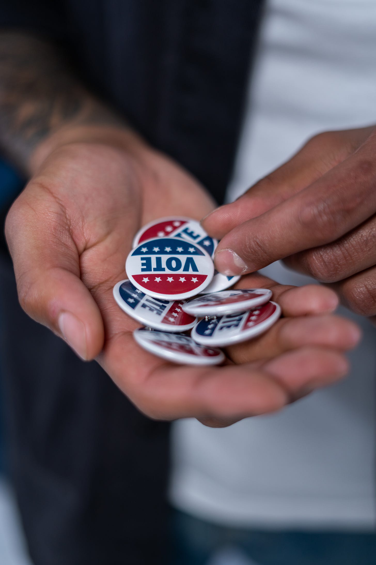 Pin vote di dalam genggaman.