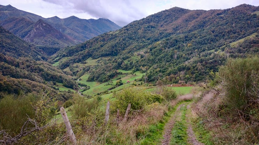 Panorámica con montañas en la etapa 4 del Camino del Salvador, Pajares, Asturias
