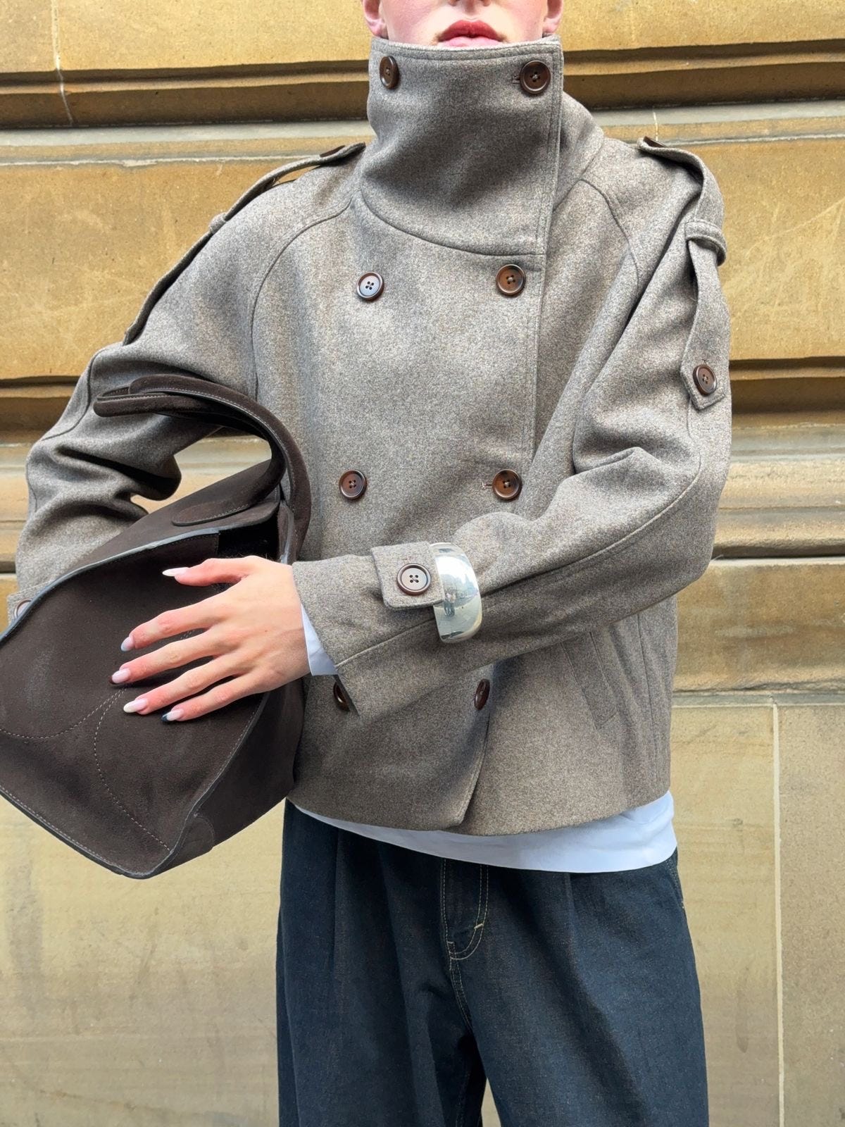 Look de mujer real con chaqueta cuello funnel y maxi bolso