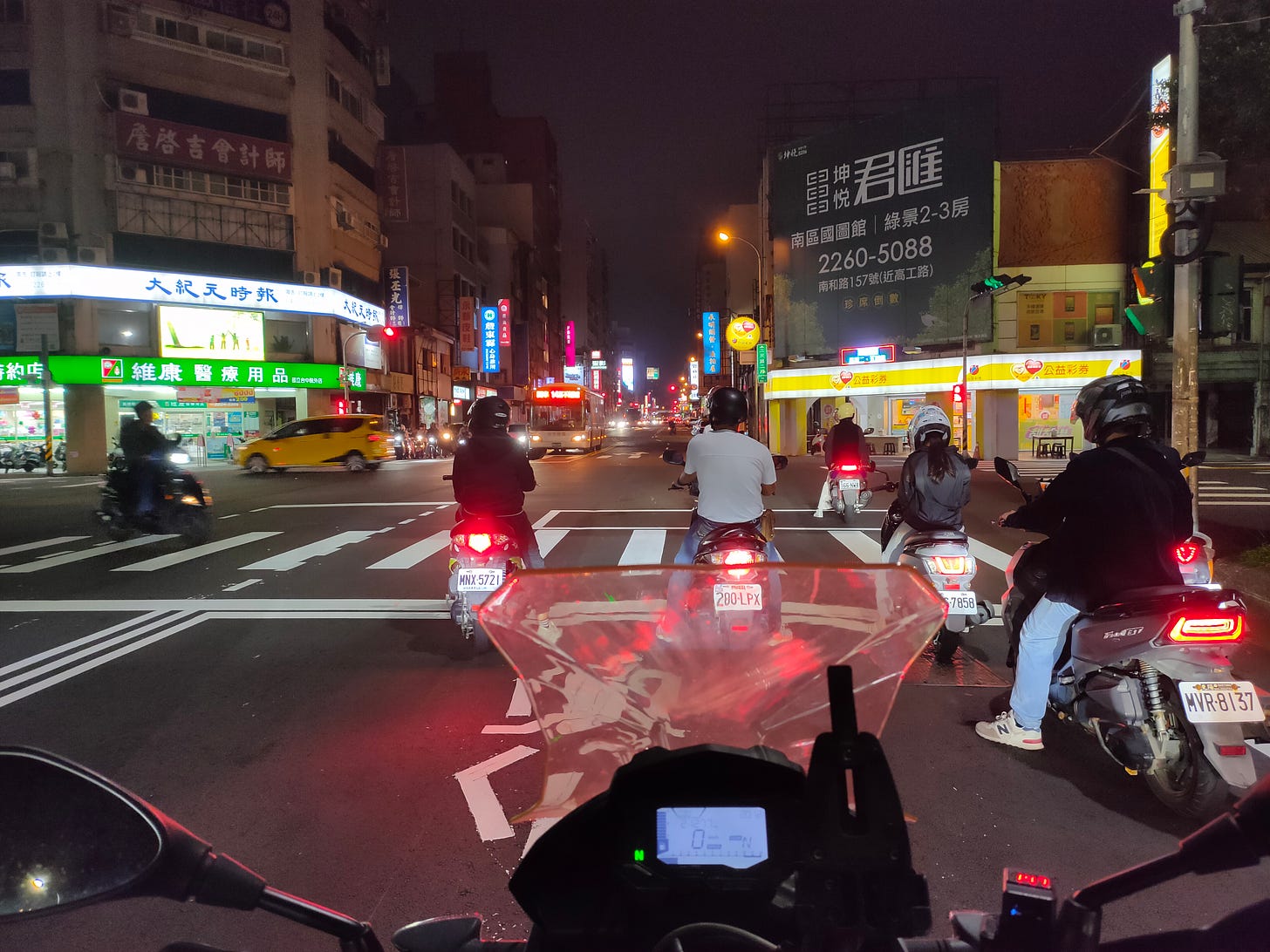 tráfico en un semáforo en Taichung