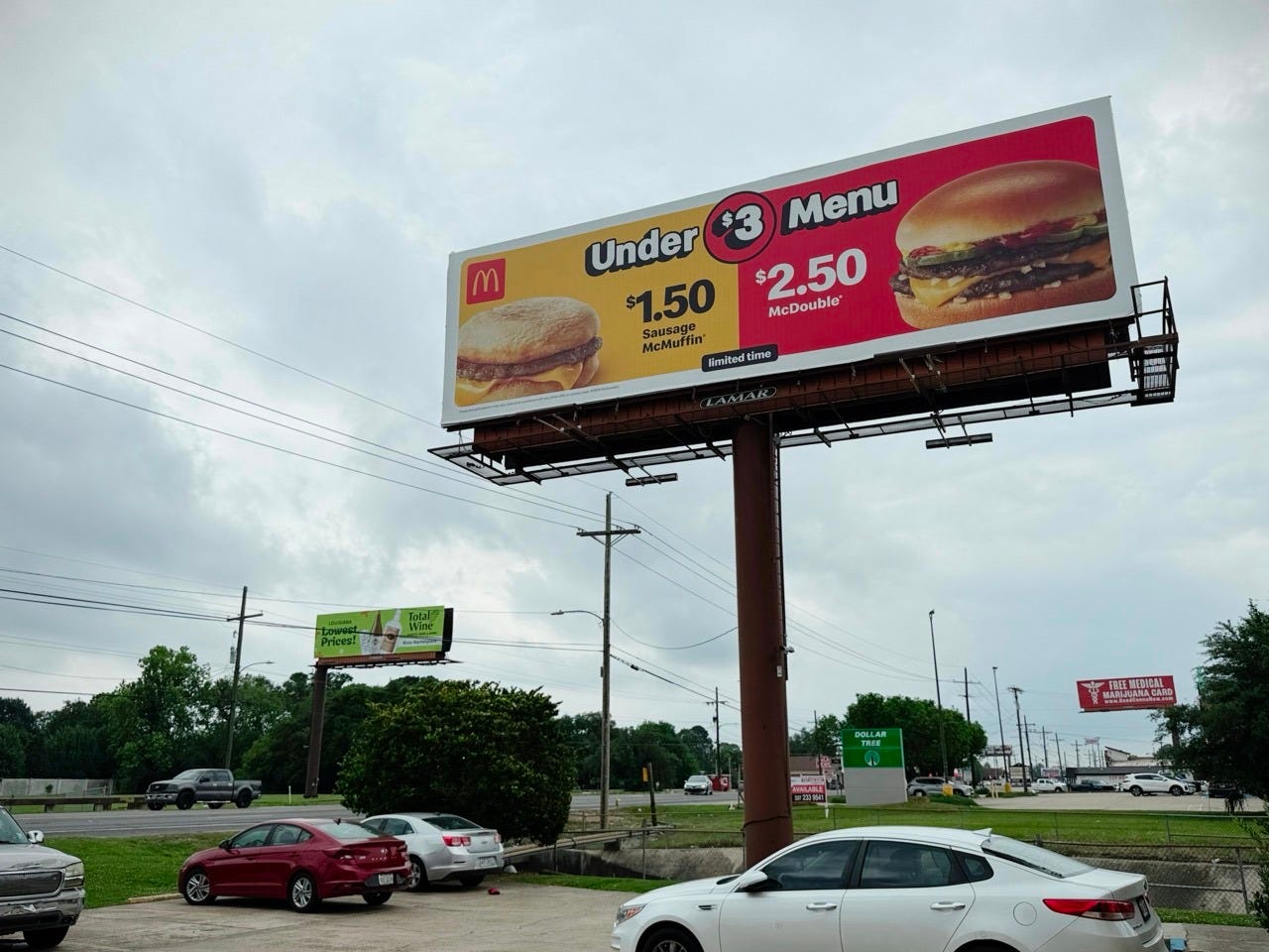 Un panneau publicitaire, sur la route Johnson Street à Lafayette en Louisiane, affiche une publicité pour des menus en dessous de 3 dollars à McDonald's.