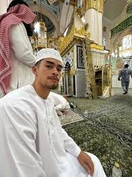 Youtuber Sneako converted to Islam. He's doing Umrah! Mashallah 🕋