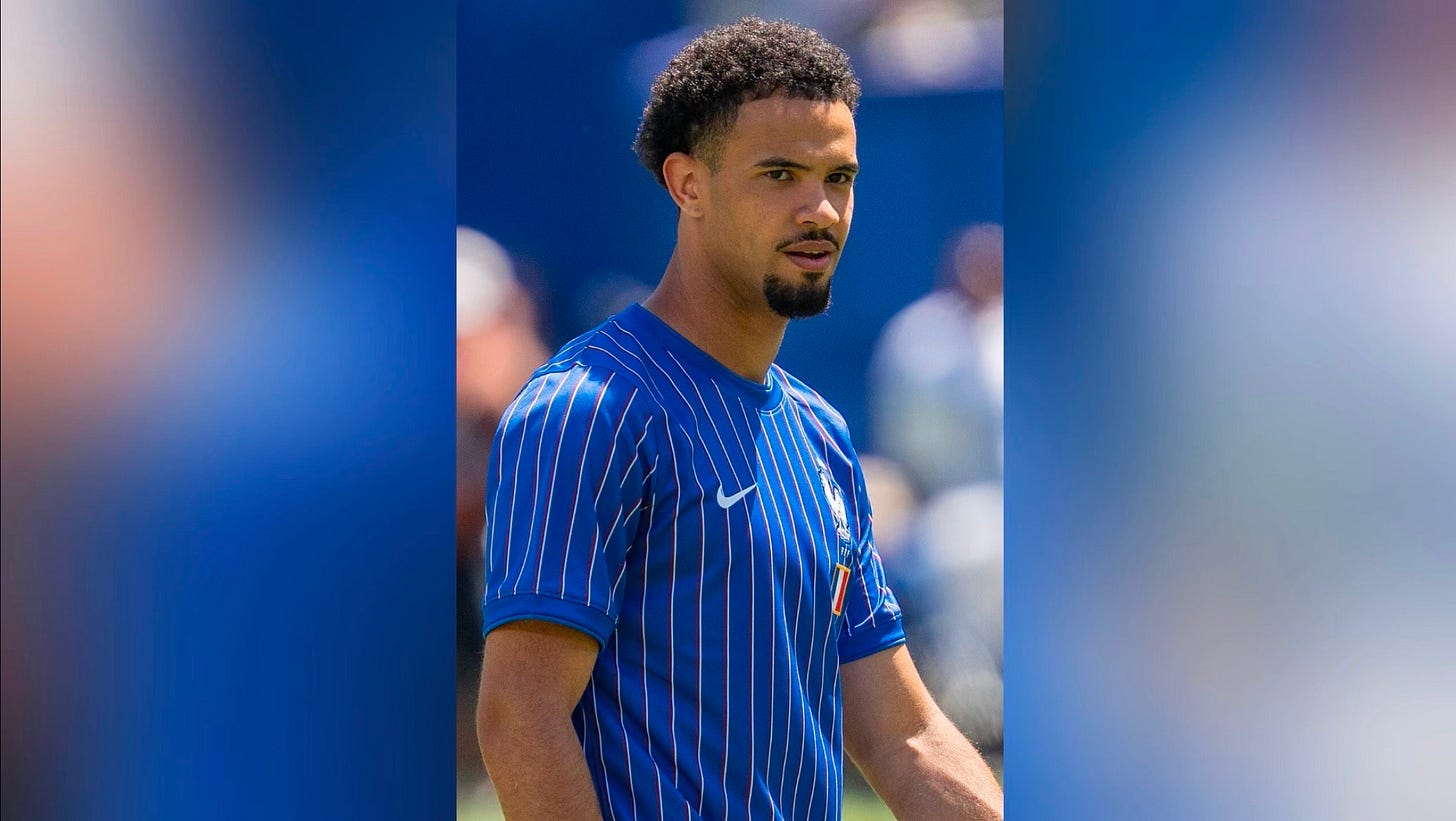 Warren Zaïre Emery portant le maillot d'échauffement des Bleus (CC0).