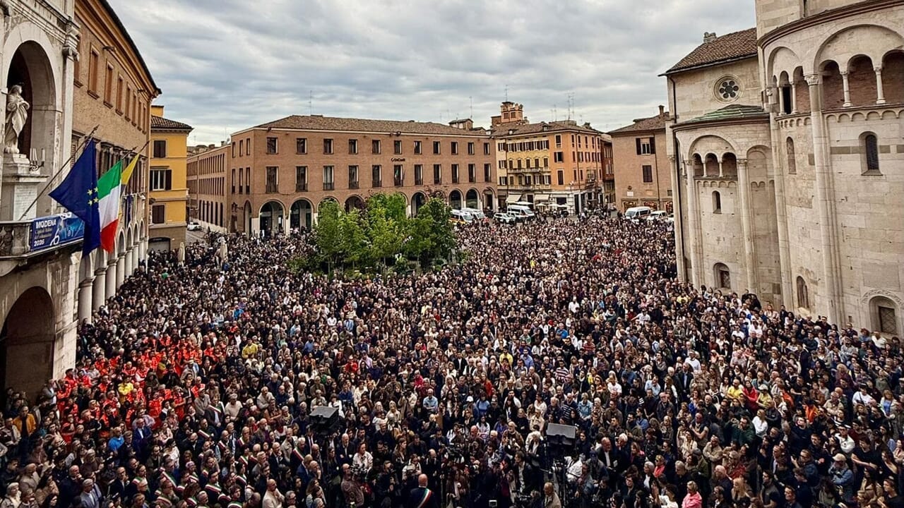 Migliaia di modenesi in piazza dopo la grande paura, "Dobbiamo restare  uniti" /FOTO e VIDEO