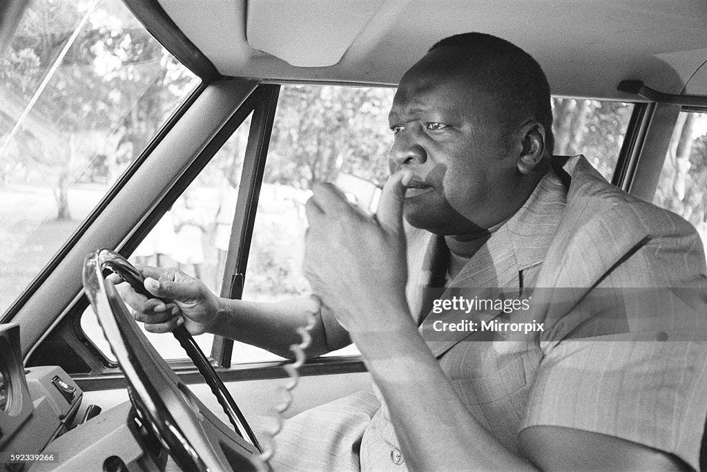 Președintele Idi Amin la volanul Range Rover-ului său pe aeroportul Entebbe, lângă Kampala, Uganda. Președintele Idi Amin la volanul Range Rover-ului său pe aeroportul Entebbe, lângă Kampala, Uganda.