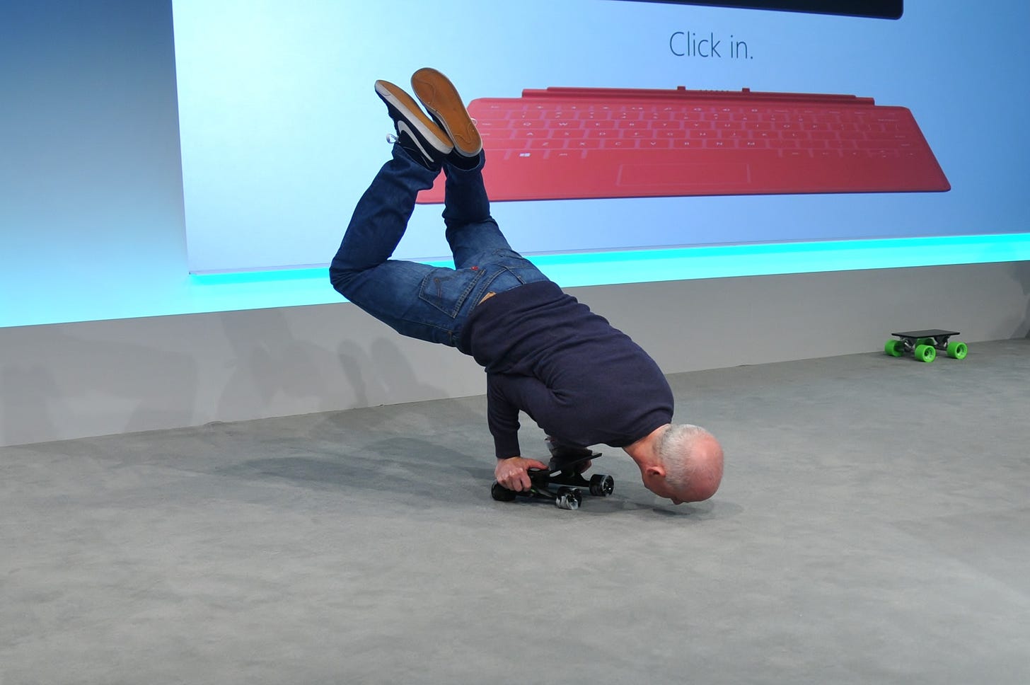 I'm doing a plank hand press on a surface skateboard. I'm doing a plank hand press on a surface skateboard.