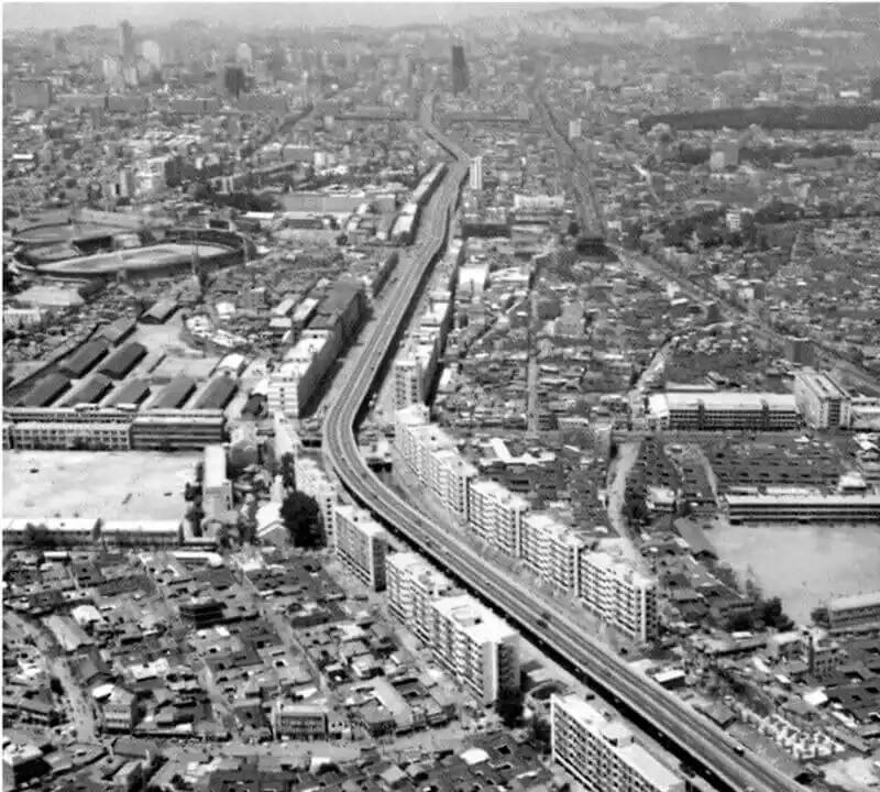 Autopista elevada de Cheonggye, Seúl, poco después de su inauguración (1969-1970).