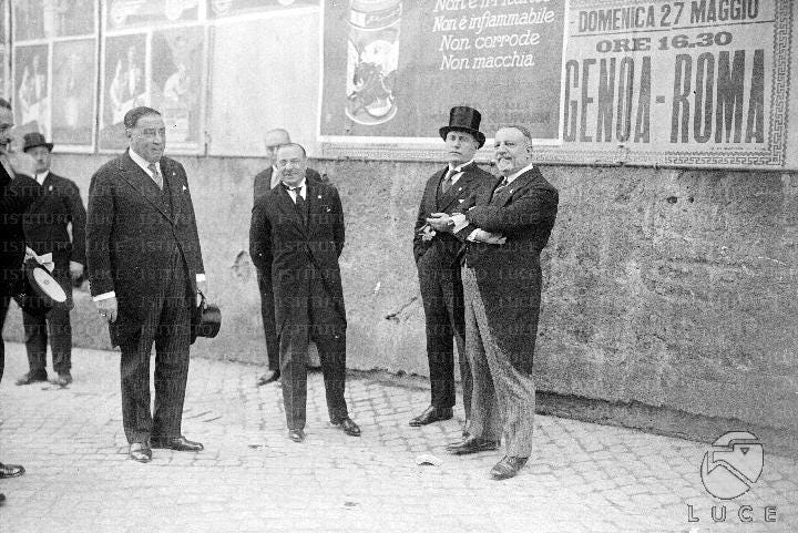 Benito Mussolini con Alfredo Rocco, Antonio Casertano, Giuseppe Volpi di  Misurata e altre personalità vicino al muraglione di Villa Aldobrandini,  sul quale sono affissi manifesti pubblicitari - Archivio storico Istituto  Luce