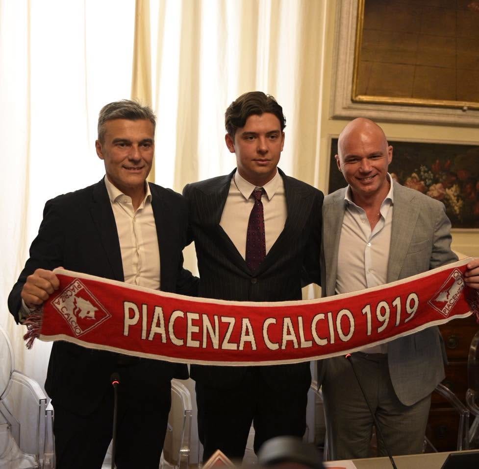 Pode ser uma imagem de futebol americano e texto que diz "ECALCI C PIACENZA CALCIO 1919" Pode ser uma imagem de futebol americano e texto que diz "ECALCI C PIACENZA CALCIO 1919"