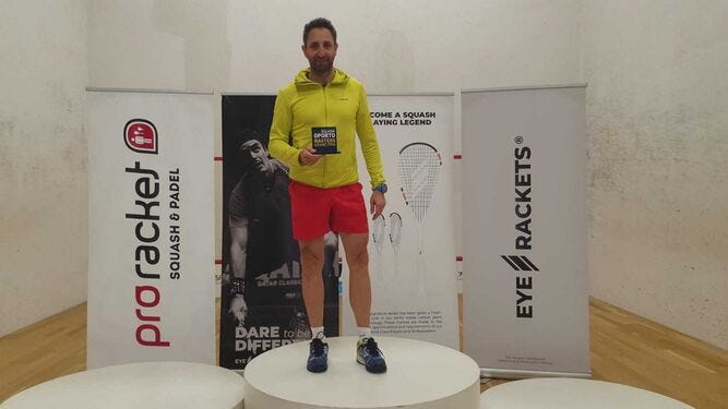 Francis Molina posa con un trofeo.