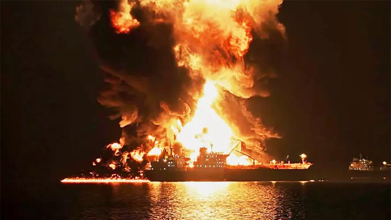 Iraqi tankers on fire Basrah Iraqi tankers on fire Basrah