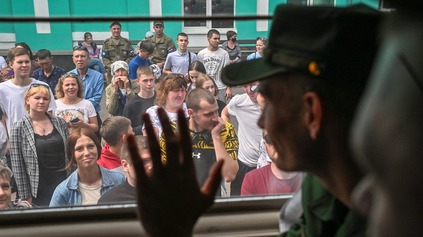 People see off army recruits People see off army recruits