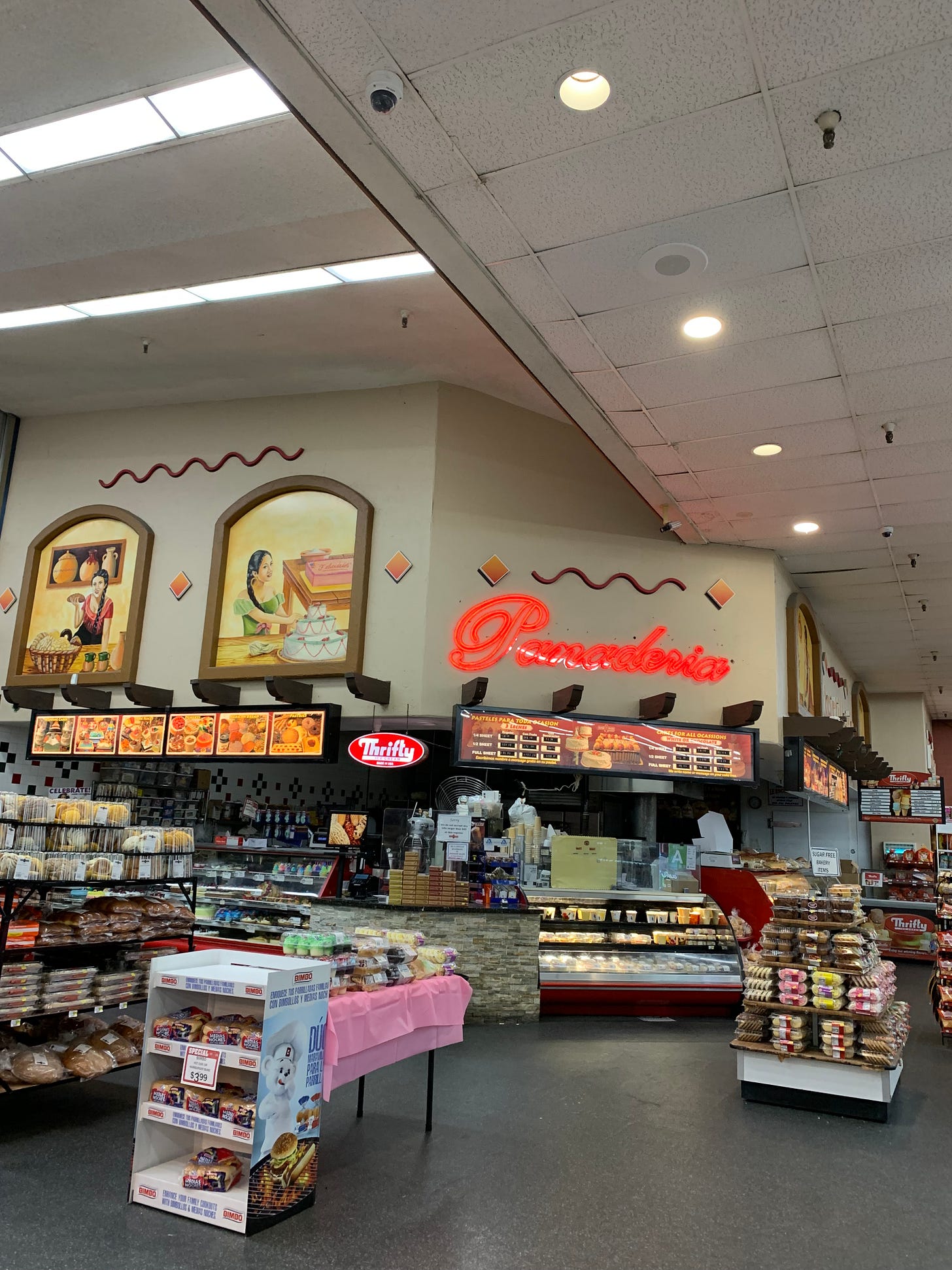 Super A's neon red panadería sign
