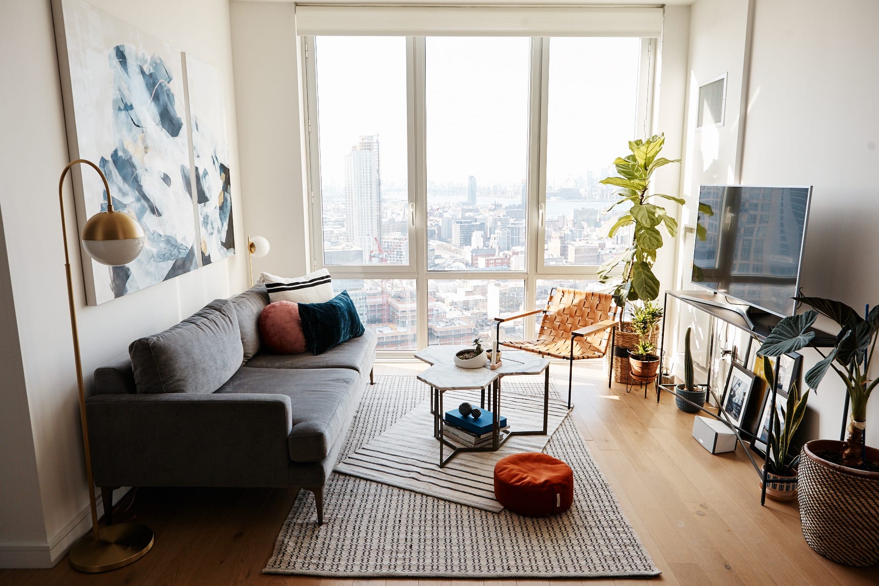 メゾンドファミーユ　スツール The most versatile small-space furniture - by Laura Fenton