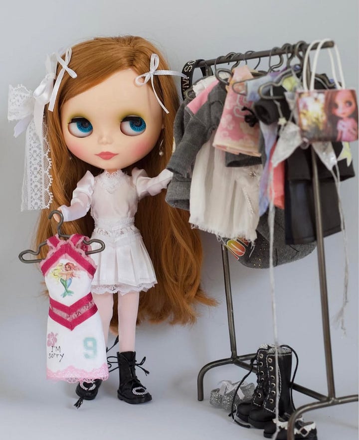 バッグ IM SORRY by Petra Collins Blythe Bag I'M SORRY Blythe Doll Print バッグ I'm Sorry by Petra