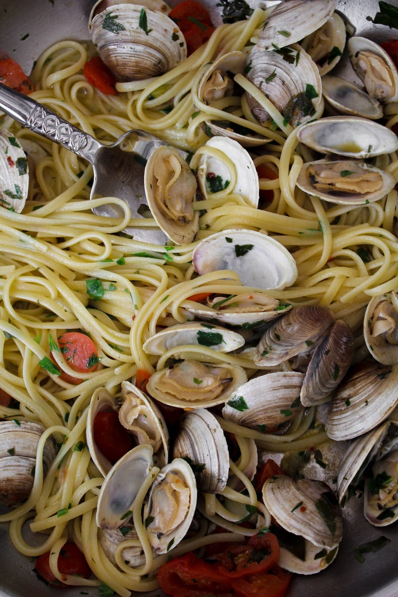 close up image of linguine con le vongole.