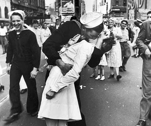 V-J Day Kiss in Times Square: The Story Behind an Iconic Photograph, 1945 - Rare Historical Photos V-J Day Kiss in Times Square: The Story Behind an Iconic Photograph, 1945 - Rare Historical Photos