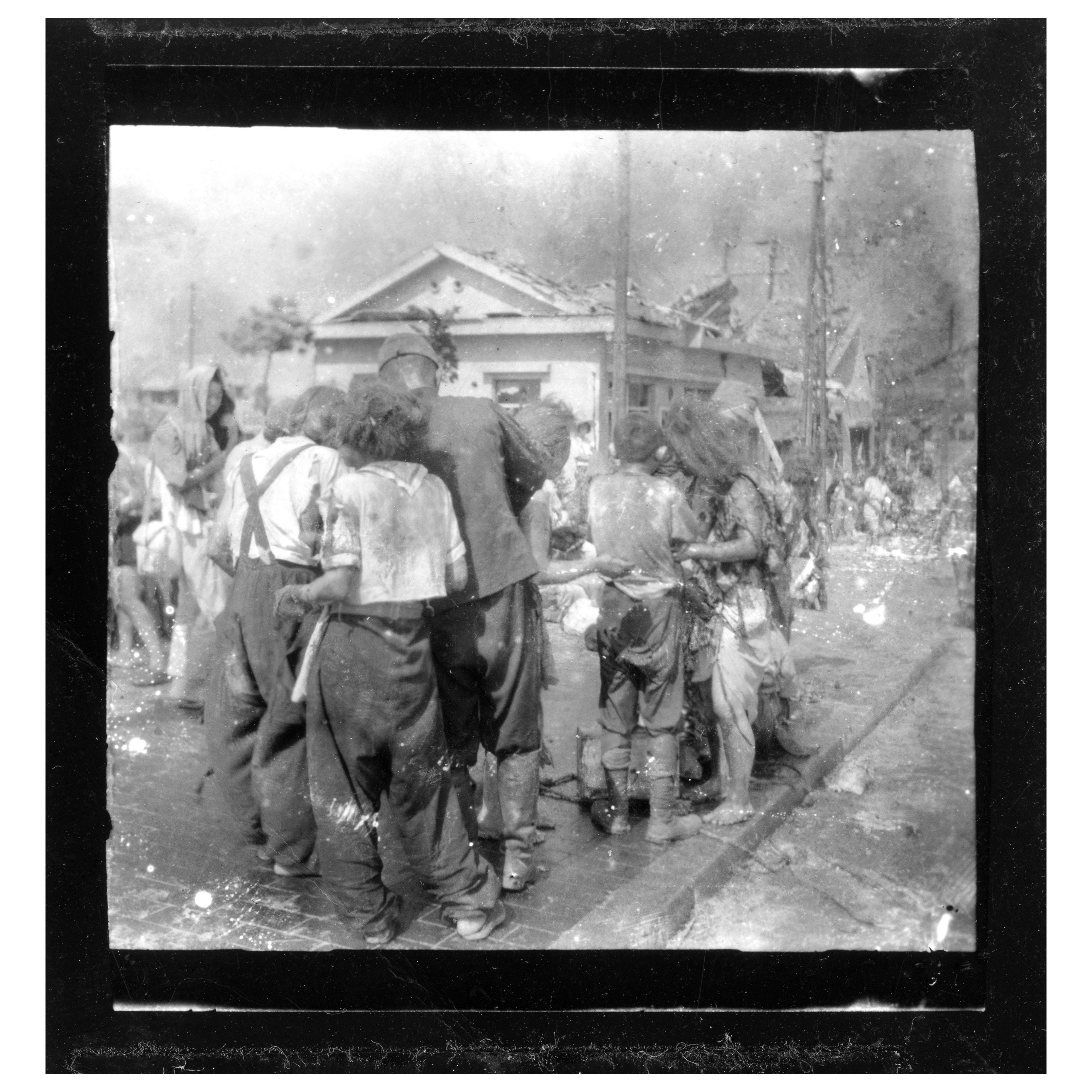 KunstFotografie　ビンテージ写真　1839年～1945年までの写真 He Took the Only Photos in Hiroshima on August 6