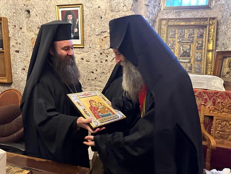 Παρασημοφόρηση τοῦ Πατριάρχη Σερβίας Πορφυρίου ἀπὸ τὸν Πατριάρχη Ἱεροσολύμων Θεόφιλο
