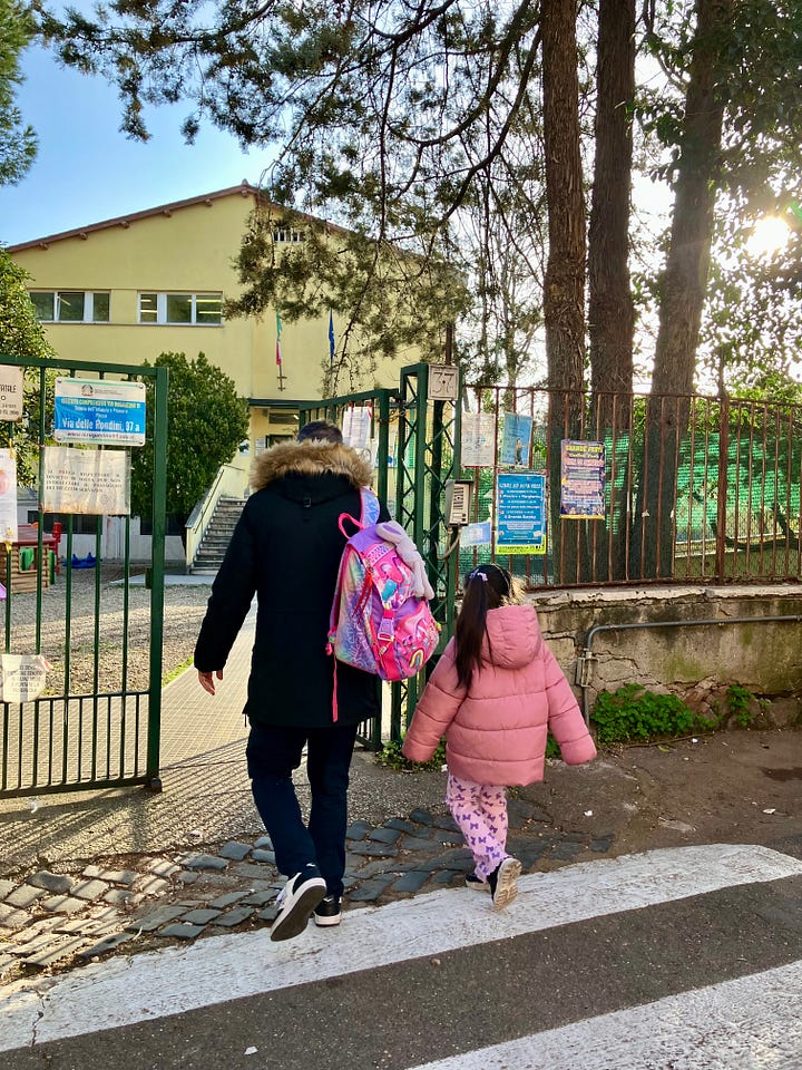 Collage di quattro scatti. Una bambina, Elena, pranza al ristorante con il papà. Un papà, con lo zaino della figlia in spalla, la accompagna all’ingresso della scuola. Tre bambini di spalle camminano verso l’ingresso della scuola con la mamma. Un altro papà solleva la sua bambina, piccola piccola, davanti alla vetrina di un locale. È un momento di immensa tenerezza.