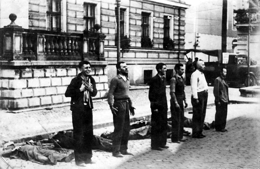 https://upload.wikimedia.org/wikipedia/commons/7/71/Public_execution_of_Polish_hostages_in_Bydgoszcz_1939.jpg