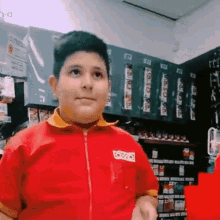 Niño del oxxo con cara pícara
