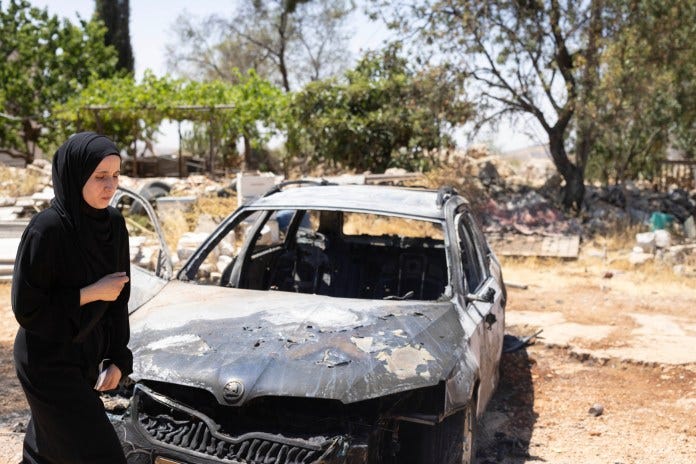 Palestinske sørgende deltar i begravelsen til tre personer som ble drept dagen før i Kufr Malik på Vestbredden, 26 juni 2025. (Oren Ziv) Palestinske sørgende deltar i begravelsen til tre personer som ble drept dagen før i Kufr Malik på Vestbredden, 26 juni 2025. (Oren Ziv)