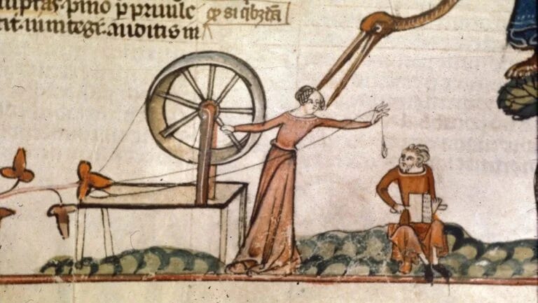 Immagine da manoscritto medievale: una donna con un vestito lungo rosso fila utilizzando un filatoio. Alla sua destra un gigantesco uccello e un uomo vestito di arancione seduto a terra.