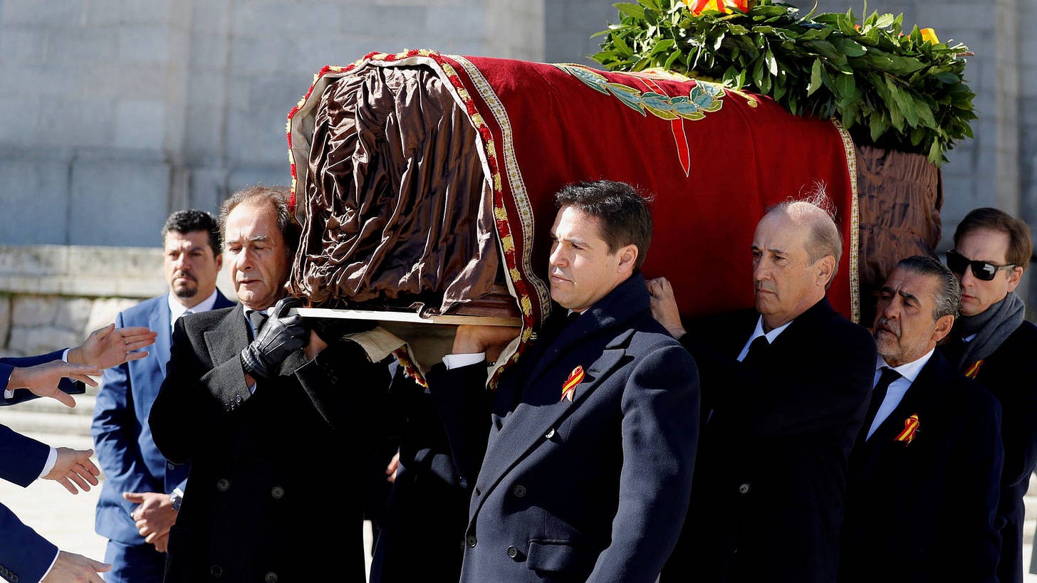 Exhumación de Franco: así han trasladado el féretro del Valle de los Caídos a Mingorrubio Exhumación de Franco: así han trasladado el féretro del Valle de los Caídos a Mingorrubio