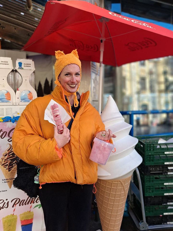 Foto von Menschen auf einer roten Achterbahn bei schönem Wetter, sie sind kurz vor dem großen Abwärts. Das andere Bild zeigt mich mit leuchten oranger Jacke und Mütze, rosa Süßigkeiten in der Hand