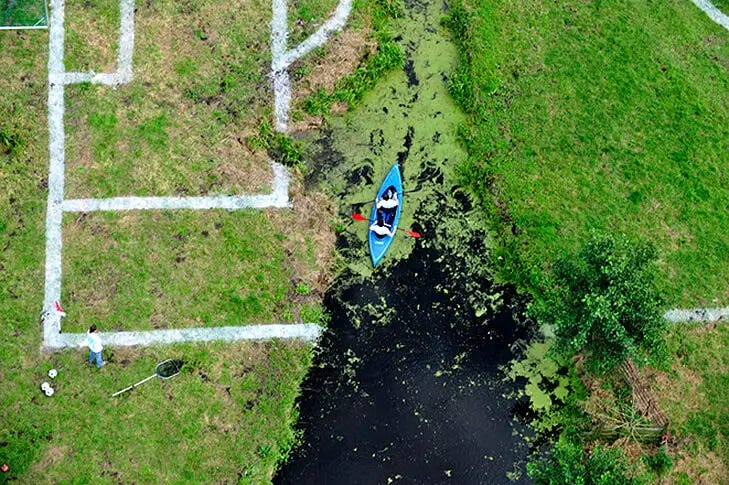 Polder Cup de Maider López, fotografía aérea mostrando una canoa atravesando un canal