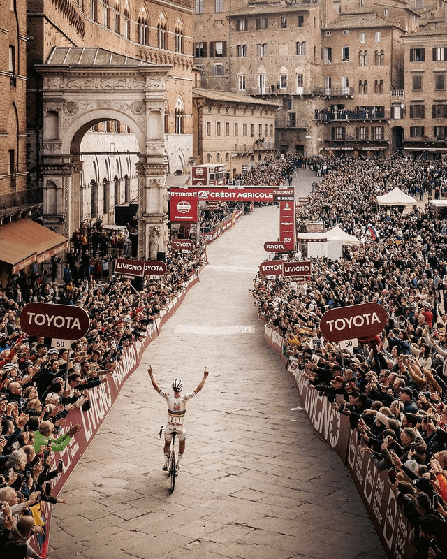 r/AccidentalRenaissance - Tadej Pogacar en la línea de meta de la Strade Bianche (Piazza del Campo, Siena, Italia). Foto por Alen Milavec.