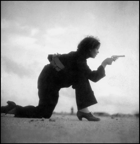 a galera mostra 6 fotos de Gerda Taro durante a guerra Civil Espanhola