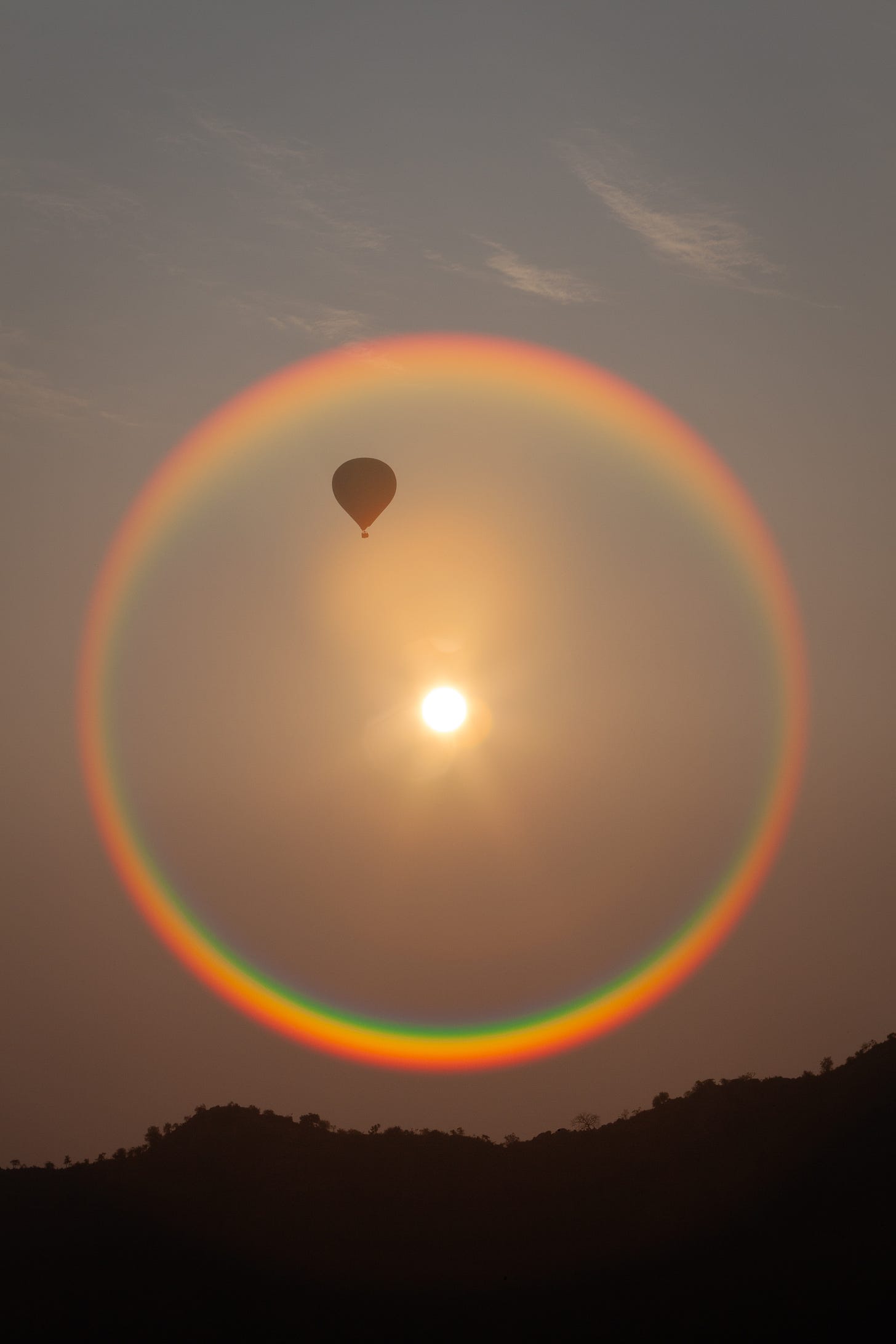 Solar Halo and Hot-Air Balloon, Pushkar, India. 1/100, ƒ/32, ISO 200, 115mm. © Gavin Gough Solar Halo and Hot-Air Balloon, Pushkar, India. 1/100, ƒ/32, ISO 200, 115mm. © Gavin Gough