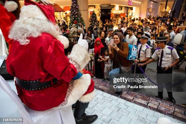 107 Mall Santa Line Stock Photos, High-Res Pictures, and Images - Getty  Images