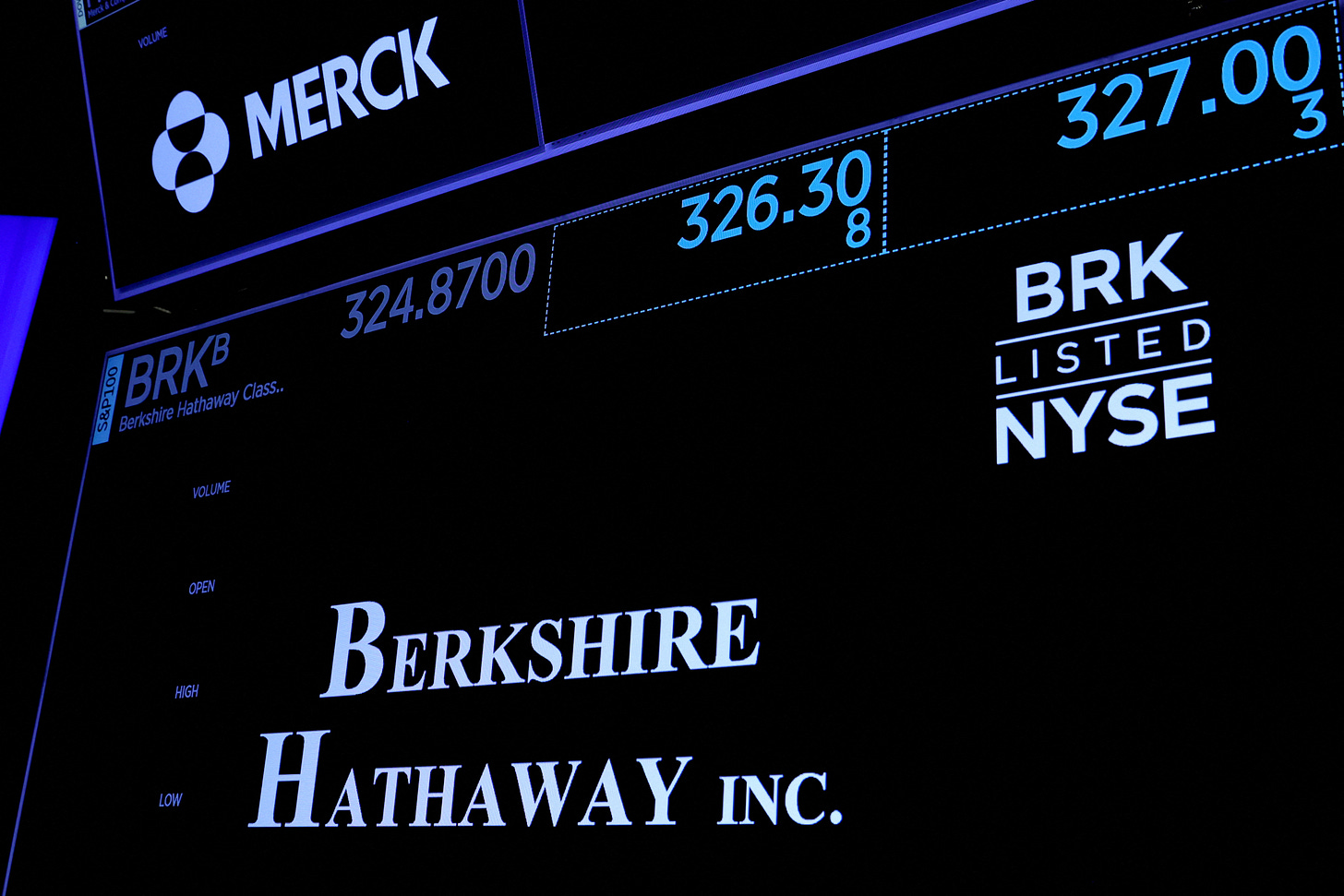 Berkshire pares huge Apple stake as cash, operating profit set records |  Reuters