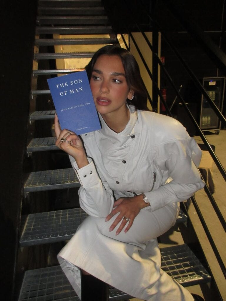 Clube do Livro da Dua Lipa chega a Paris em 2026