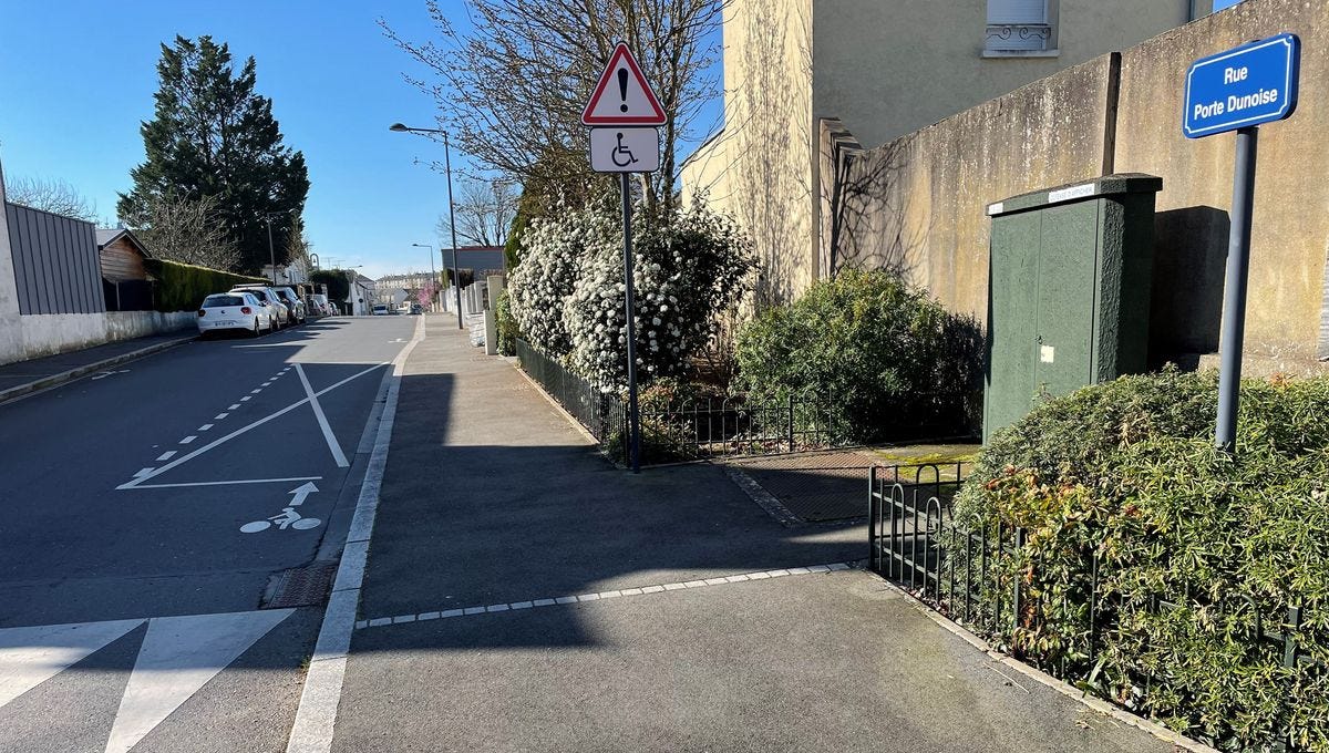 La rue Porte Dunoise, l'une des rues requalifiées avec un simple pictogramme vélo au sol en guise d'aménagement cyclable © Radio France - François Guéroult