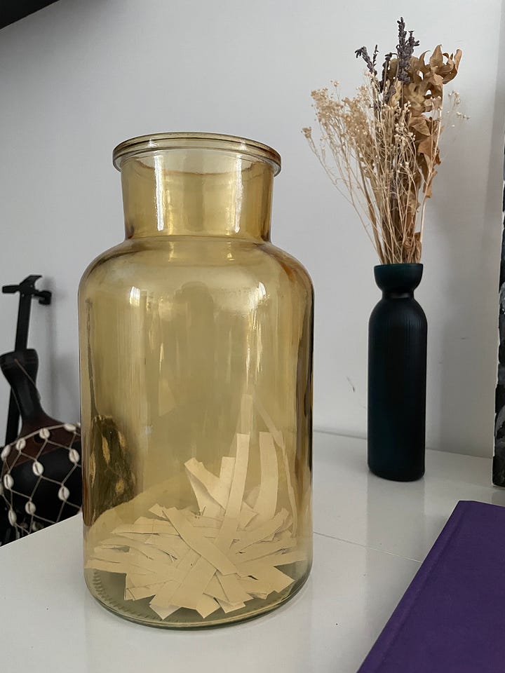 deux vases transparents et jaune de décoration