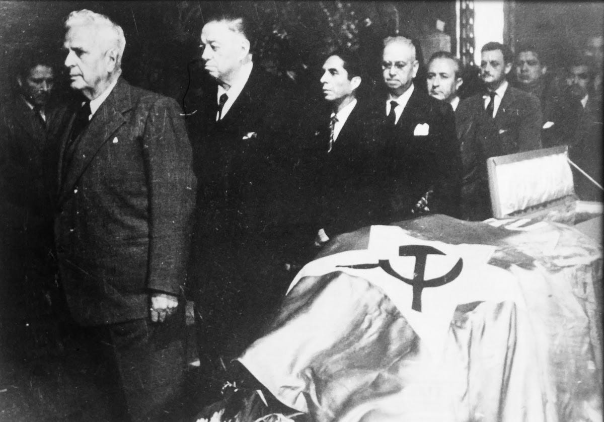 Frida Kahlo's funeral. A student draped a communist flag over her coffin,  causing a social scandal. - Autor no identificado — Google Arts & Culture