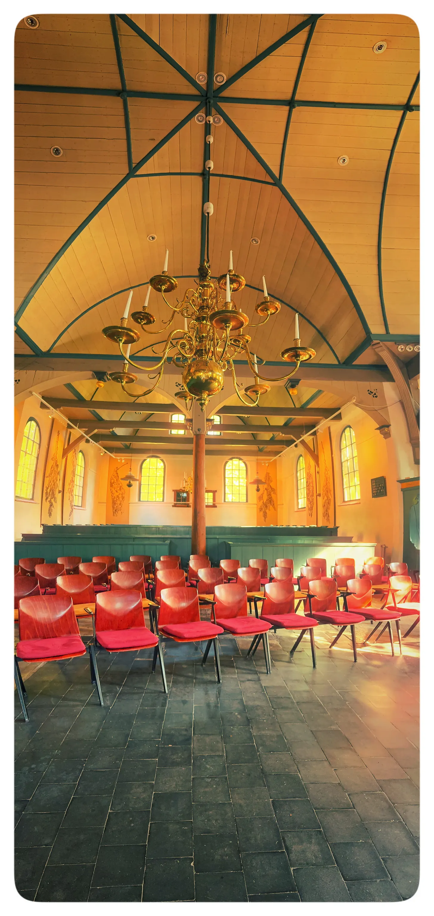 Verticaal panorama van het interieur van de Nicolaaskerk op Vlieland