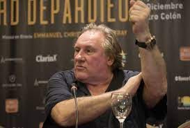 Photo : Gérard Depardieu fait un bras d'honneur lors d'une conférence de  presse à l'hôtel Panamericano Buenos Aires à propos de ses spectacles au  théatre Colon le 16 décembre 2016. - Purepeople