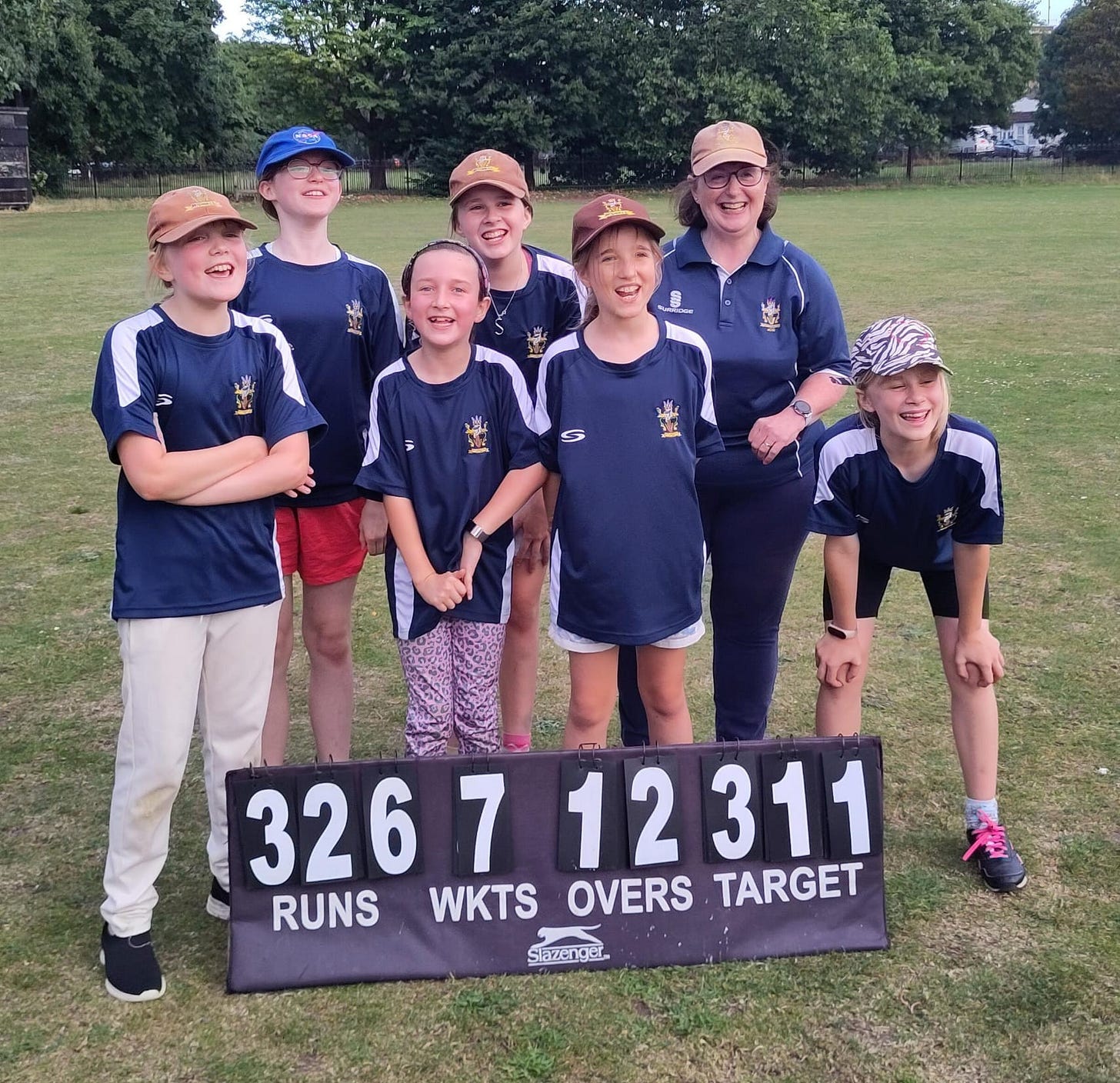 May be an image of 5 people and text that says "생 326 7 326712 712311 12 311 RUNS WKTS OVERS TARGET Slazengel"