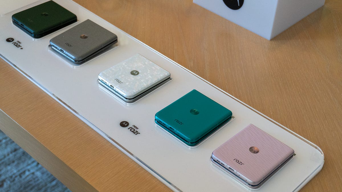 Motorola Razr (2026) colors: see all 7 Pantone finishes