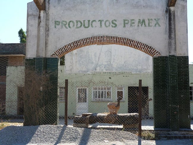Entrée d'un bâtiment PEMEX défraîchi, genre architecture mexicaine du XVIII° siècle